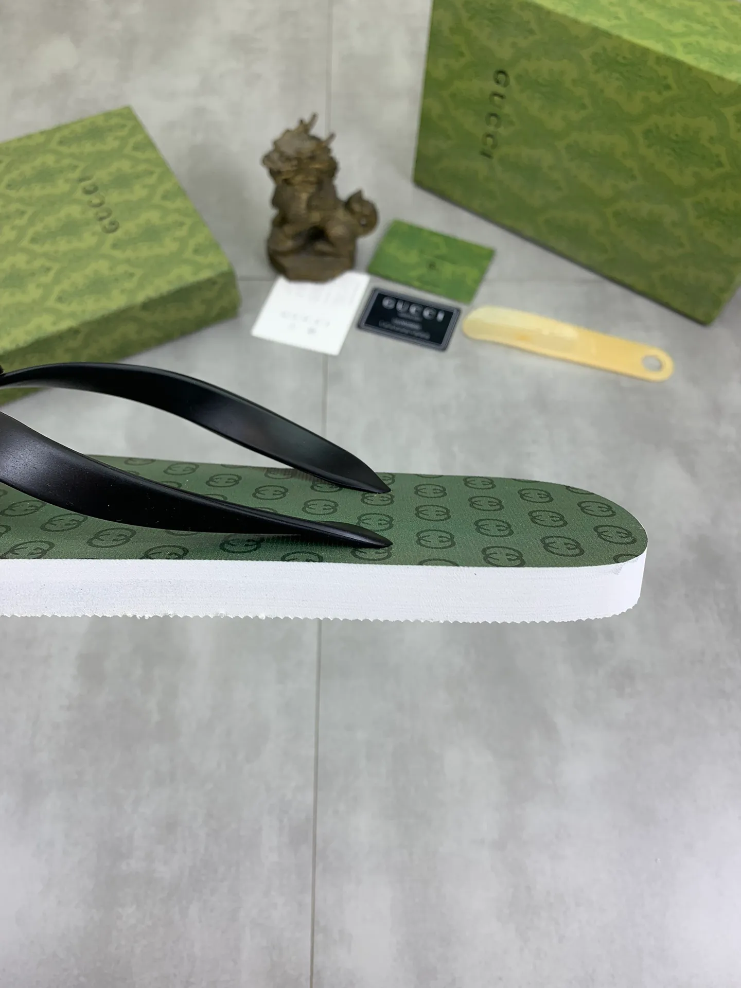 Men's men's shoes 💰P220💰【New style】🆘【GUCCI】Official website's popular Gucci adult couple 🧑‍🤝‍🧑 style, children's flip-flops are on sale at the counter simultaneously! Original fabric imported from Italy. Original bottom provided by the original factory. Size: Adult 36-45. Children’s size: 30-37. Multiple colors available.
